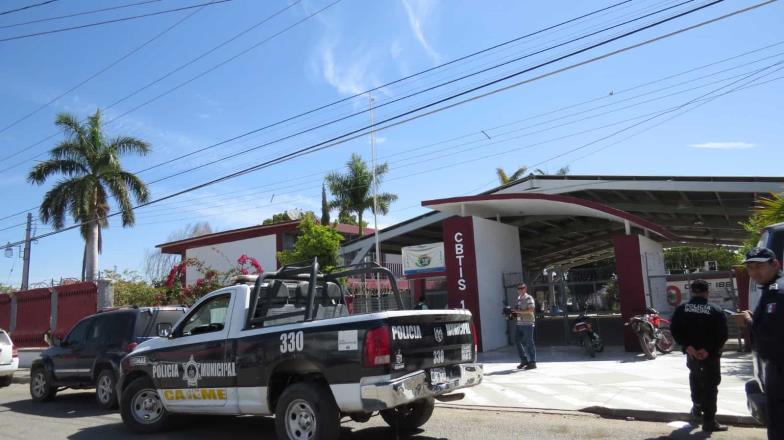 VIDEO | Estudiantes y maestros realizan simulacro de balacera en un CBTIS de Ciudad Obregón