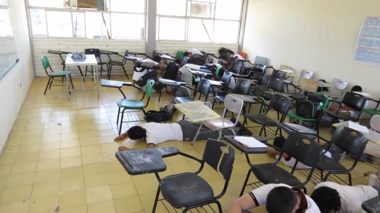 VIDEO | Estudiantes y maestros realizan simulacro de balacera en un CBTIS de Ciudad Obregón