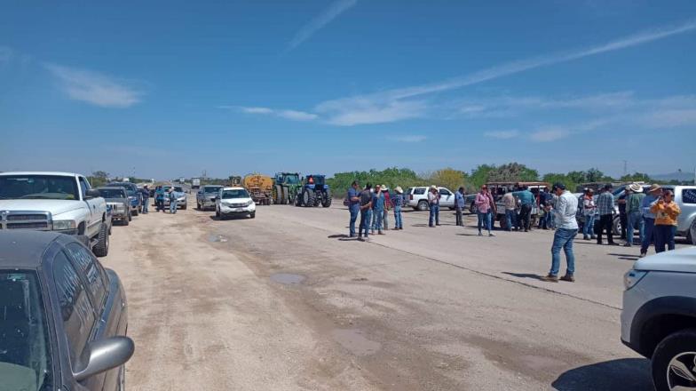 Productores de maíz y trigo de El Fuerte Mayo protestan en la carretera Sonora-Sinaloa