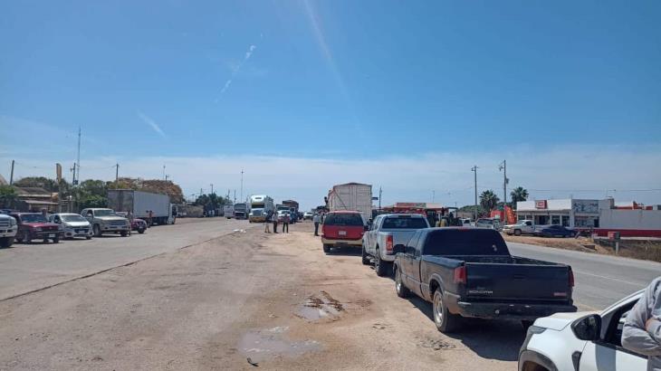 Productores de maíz y trigo de El Fuerte Mayo protestan en la carretera Sonora-Sinaloa
