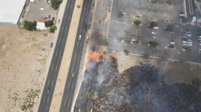 Fuerte incendio consume lote de autos en Hermosillo