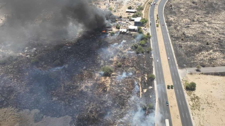 Fuerte incendio consume lote de autos en Hermosillo