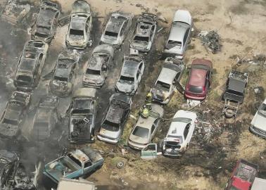 Fuerte incendio consume lote de autos en Hermosillo