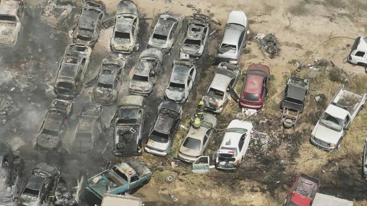 Fuerte incendio consume lote de autos en Hermosillo