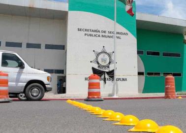 Instalan topes frente a Jefatura de Policía