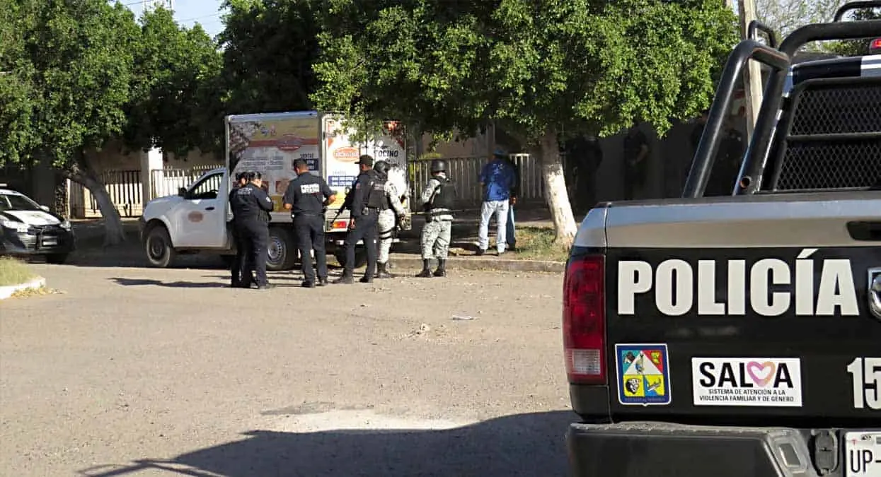 Roban automóvil con todo y chofer