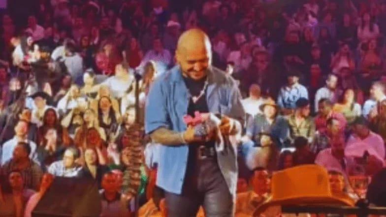 VIDEO | Christian Nodal recibe el primer regalo para su bebé VIDEO | Christian Nodal recibe el primer regalo para su bebé
