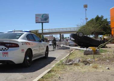 Choca con poste lo arranca, vuelca y de milagro sale ileso