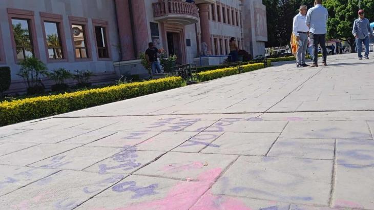 Pintas y consignas en Palacio Municipal de Cajeme deben retirarse: ciudadanos