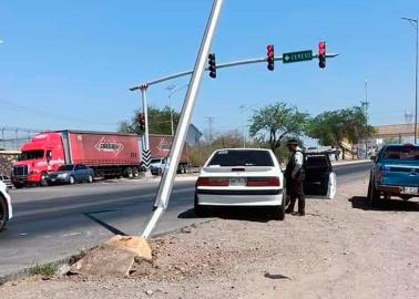 Choca con poste frente al Cereso