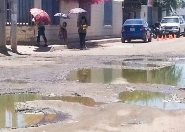 Caminito de la escuela... entre aguas negras y pestilencia