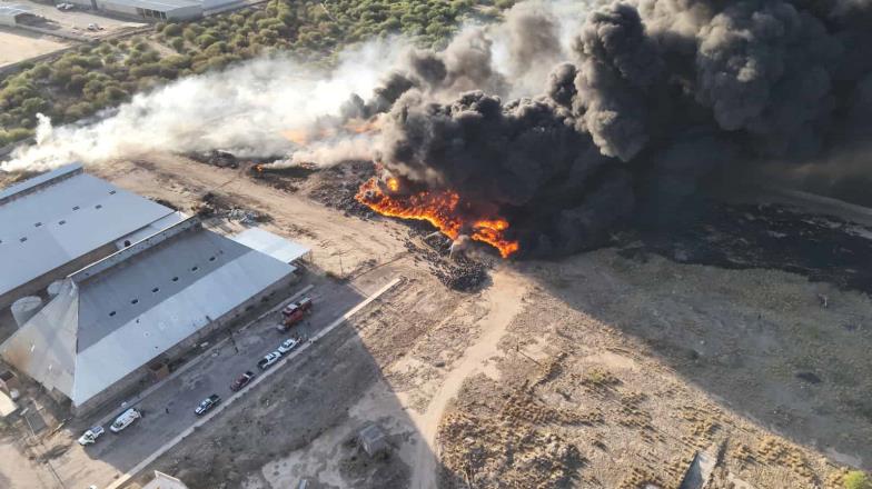 Incendio en Hermosillo. Los trabajos para apagarlo podrían durar toda la noche