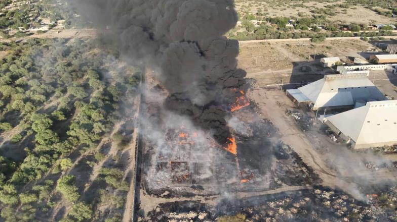 Incendio en Hermosillo. Los trabajos para apagarlo podrían durar toda la noche