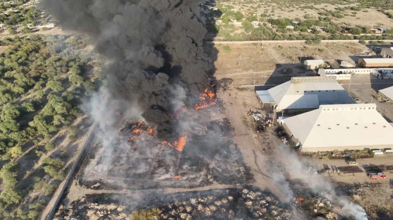 Incendio en Hermosillo. Los trabajos para apagarlo podrían durar toda la noche