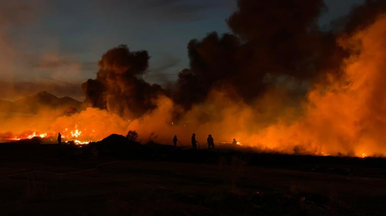 Incendio en Hermosillo. Los trabajos para apagarlo podrían durar toda la noche