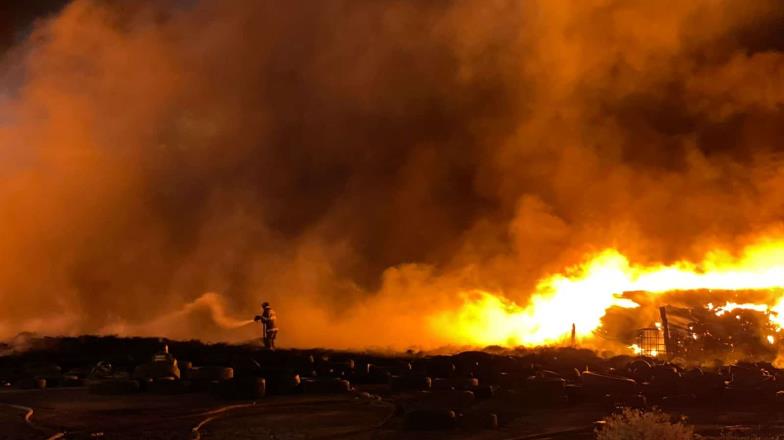 Incendio en Hermosillo. Los trabajos para apagarlo podrían durar toda la noche