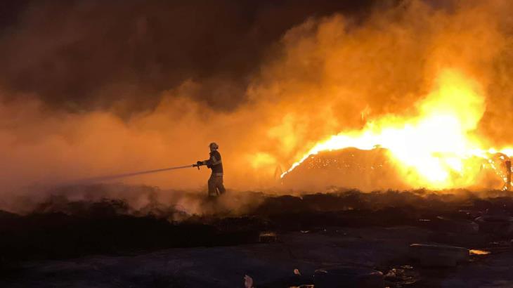 Incendio en Hermosillo. Los trabajos para apagarlo podrían durar toda la noche