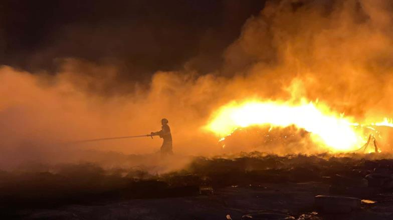 Incendio en Hermosillo. Los trabajos para apagarlo podrían durar toda la noche