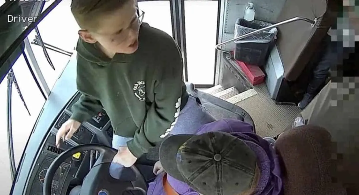 VIDEO | Homenajean a niño que evitó accidente en autobús escolar