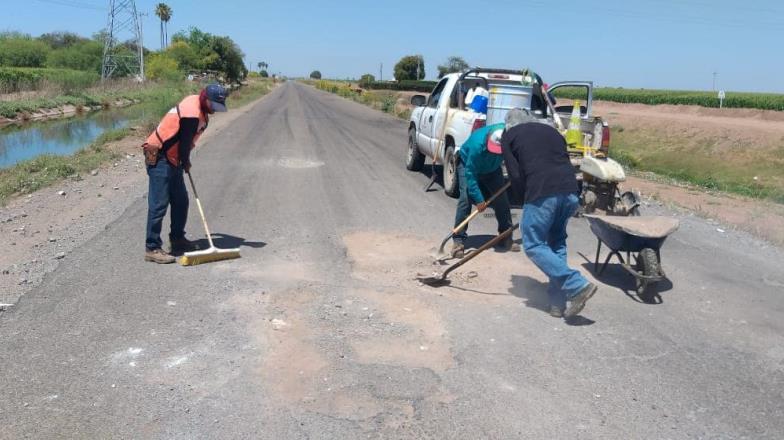 Valle del Yaqui: rehabilitan caminos por donde transitan camiones cargados de granos