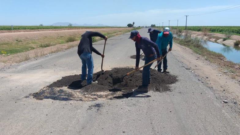 Valle del Yaqui: rehabilitan caminos por donde transitan camiones cargados de granos