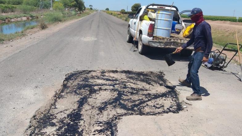 Valle del Yaqui: rehabilitan caminos por donde transitan camiones cargados de granos