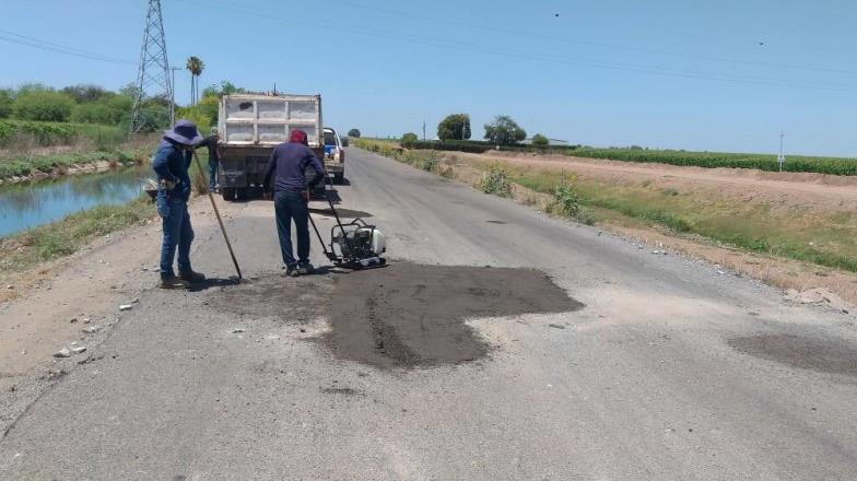 Valle del Yaqui: rehabilitan caminos por donde transitan camiones cargados de granos