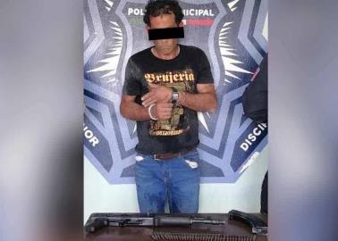 Paseaba por Villa Bonita con un rifle AK-47