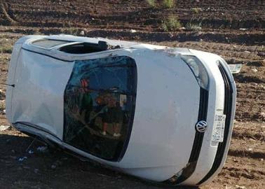 Vuelca auto en la Internacional