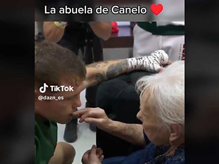 VIDEO | Canelo recibe la bendición de su abuelita tras la pelea VIDEO | Canelo recibe la bendición de su abuelita tras la pelea