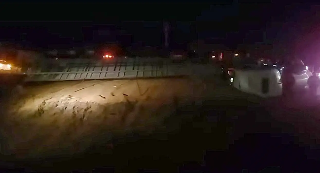 Vuelca tráiler cargado de trigo en Ciudad Obregón