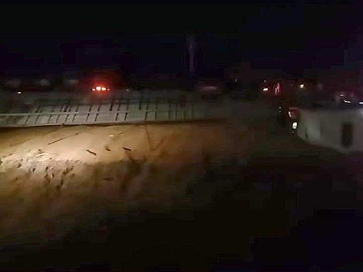 Vuelca tráiler cargado de trigo en Ciudad Obregón Vuelca tráiler cargado de trigo en Ciudad Obregón