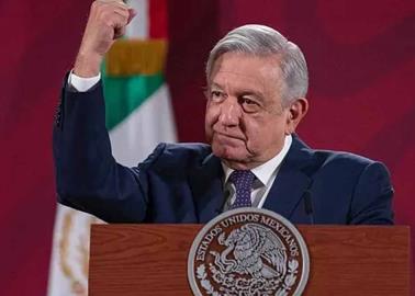 AMLO felicita a "Canelo" y a "Checo" Pérez por sus triunfos