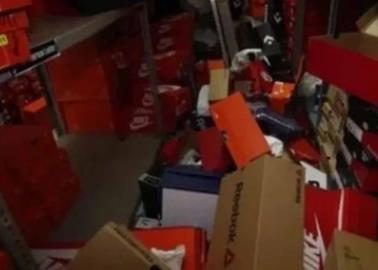 Roban más de 200 tenis en una zapatería, pero todos eran del mismo pie