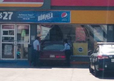 Se mete a tienda de autoservicio con todo y carro