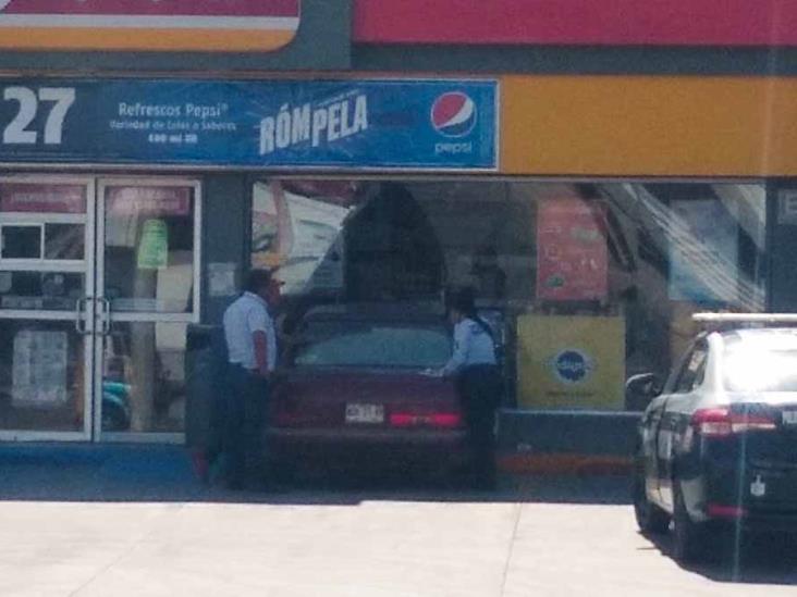 Se mete a tienda de autoservicio con todo y carro Se mete a tienda de autoservicio con todo y carro
