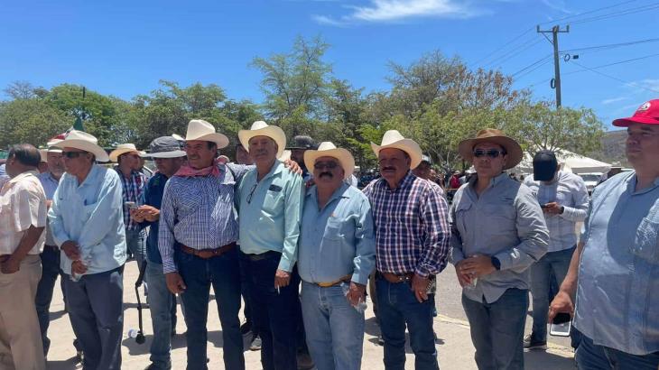 Productores de trigo y maíz del sur de Sonora se movilizan a Sinaloa; logran abrirse paso tras ser bloqueados en la carretera