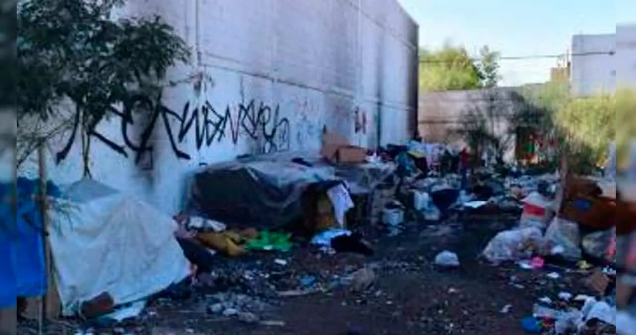 Descubren a hombre en situación de calle comiéndose un perro