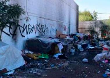 Descubren a hombre en situación de calle comiéndose un perro