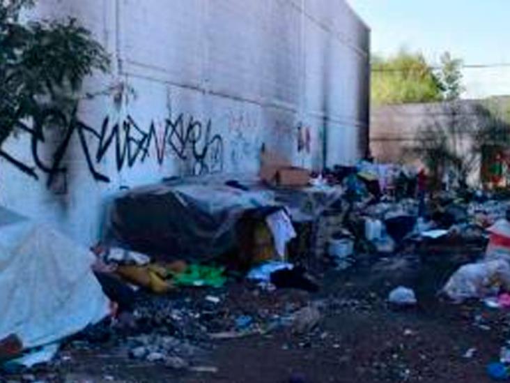 Descubren a hombre en situación de calle comiéndose un perro Descubren a hombre en situación de calle comiéndose un perro