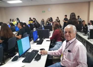 Recibe su título a los 68 años de edad; es su segunda carrera