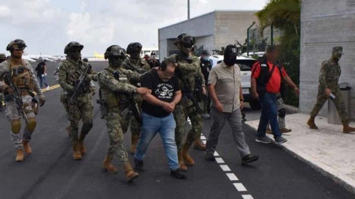 VIDEO | Cártel de Sinaloa: Detienen a “El 15”, presunto jefe de plaza en Cancún VIDEO | Cártel de Sinaloa: Detienen a “El 15”, presunto jefe de plaza en Cancún