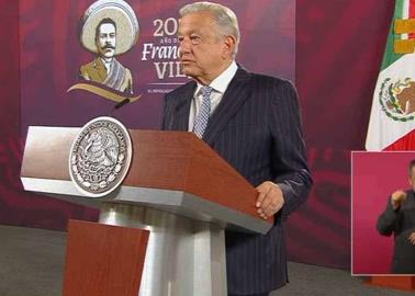 AMLO felicita a los maestros en su día