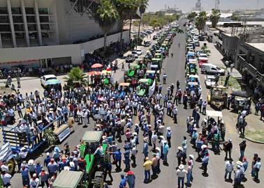 Plantón permanente de productores en Sader