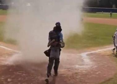 VIDEO | Remolino atrapa a niño durante partido de beisbol y ampáyer lo salva