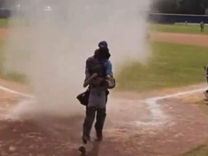 VIDEO | Remolino atrapa a niño durante partido de beisbol y ampáyer lo salva VIDEO | Remolino atrapa a niño durante partido de beisbol y ampáyer lo salva