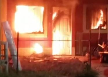 Vivienda queda en cenizas. Joven pierde su casa al salir por cena Vivienda queda en cenizas. Joven pierde su casa al salir por cena