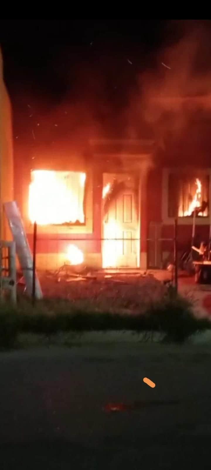 Vivienda queda en cenizas. Joven pierde su casa al salir por cena Vivienda queda en cenizas. Joven pierde su casa al salir por cena