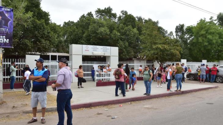 Estudiantes enferman por brote de aguas negras en escuela de Cajeme