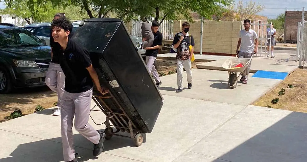 Cambian sus mochilas por refrigeradores y canastas de ropa
